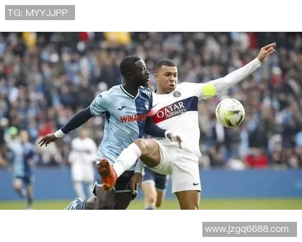 球星误拿足球引发的幽默事件与意外挑战揭秘 球星误拿足球引发的幽默事件与意外挑战揭秘