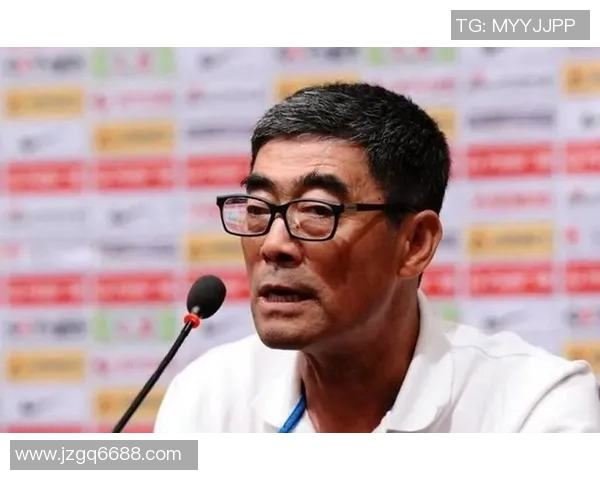 足球巨星突遭噩耗全城悲痛球迷泪洒绿茵寄托无尽哀思