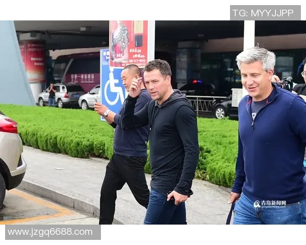 足球星车贴：让你的爱车与球场巨星同行，个性化装饰彰显独特风采