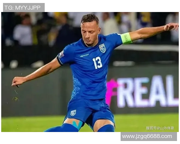 足球球星扭头瞬间定格精彩瞬间展现非凡技艺与眼神的决胜力量